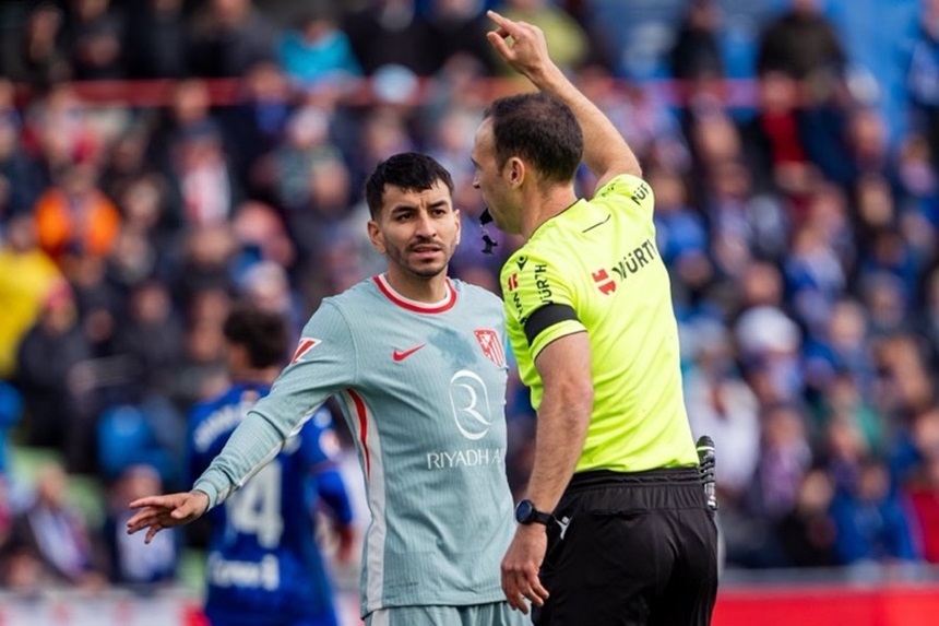 Angel Correa (Atletico), suspendat cinci meciuri după ce l-a insultat pe arbitru la partida cu Getafe
