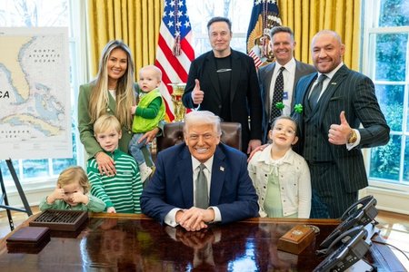 Conor McGregor s-a întâlnit cu Donald Trump. Irlandezul s-a dus în Biroul Oval cu partenera sa şi cei patru copii ai lor. La întâlnire a fost prezent şi Elon Musk - FOTO