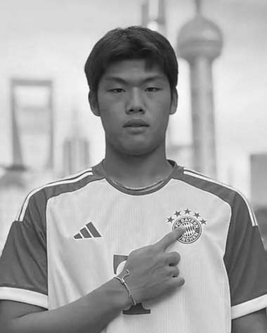 Un fotbalist chinez a murit după ce a suferit un traumatism cranian în timpul unui stagiu de pregătire în Spania. Jucătorul a murit cu o zi înainte să împlinească 19 ani
