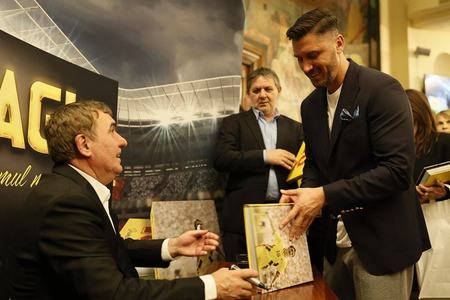 Ciprian Marica după ce a participat la lansarea autobiografiei lui Hagi: Am avut emoţii. Sunt norocos că pot fi inspirat de cel mai mare fotbalist român