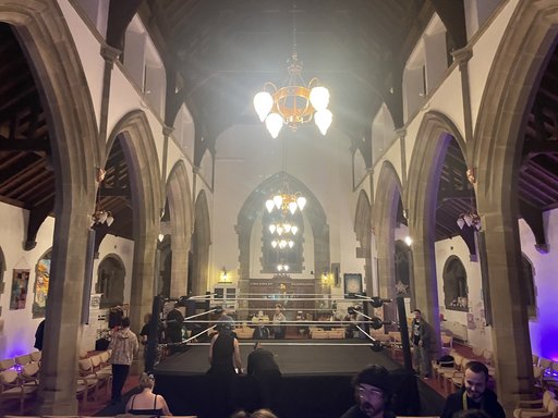 O biserică din Anglia îşi deschide porţile pentru wrestling, în încercarea de a atrage credincioşi 
