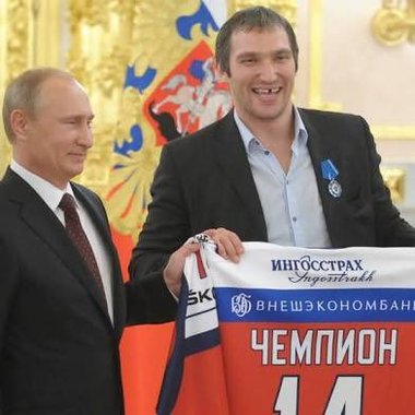 Vladimir Putin îl felicită pe Alex Ovechkin, care a doborât recordul lui Wayne Gretzky: Această realizare este nu numai succesul tău personal, ci şi o adevărată sărbătoare pentru fanii din Rusia şi din străinătate