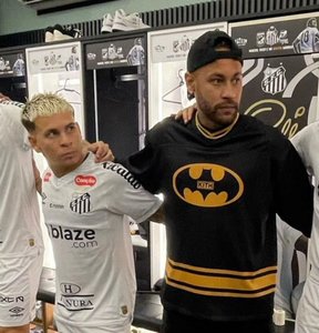 Îmbrăcat în ţinută de Batman, Neymar a discutat cu jucătorii înainte de meciul echipei Santos şi apoi a plecat de la stadion