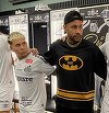 Îmbrăcat în ţinută de Batman, Neymar a discutat cu jucătorii înainte de meciul echipei Santos şi apoi a plecat de la stadion