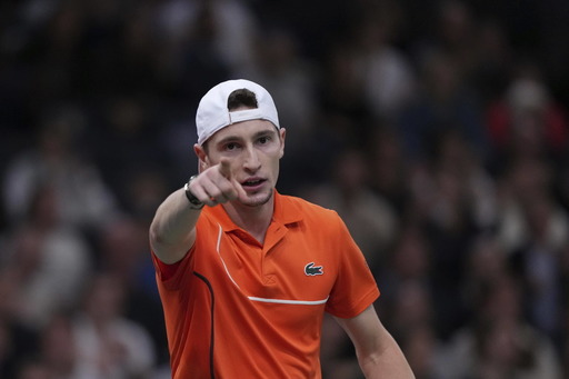 Tenis: Francezul Ugo Humbert a suferit o fractură la degetul mic de la mâna dreaptă după ce s-a lovit de o noptieră