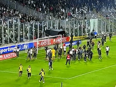 Incidente grave în Copa Libertadores: Doi suporteri au murit, meciul Colo Colo - Fortaleza a fost suspendat