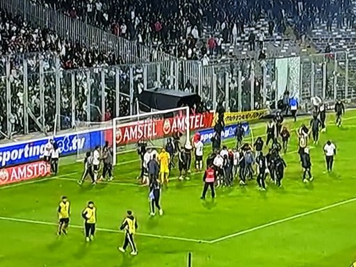 Incidente grave în Copa Libertadores: Doi suporteri au murit, meciul Colo Colo - Fortaleza a fost suspendat