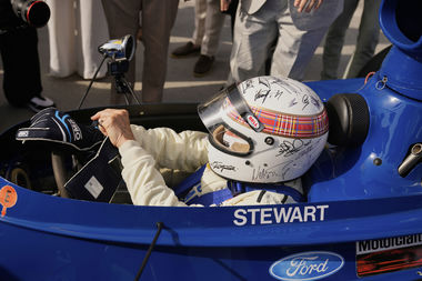 Michael Schumacher s-a semnat pe o cască pe care apoi a purtat-o Jackie Stewart în Bahrain. "L-a ajutat soţia lui"