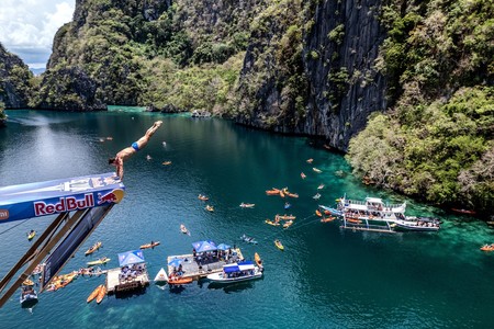 Sărituri în apă de la mare înălţime: Podium  pentru Constantin Popovici în prima etapă din Seria Mondială Red Bull Cliff Diving 2025