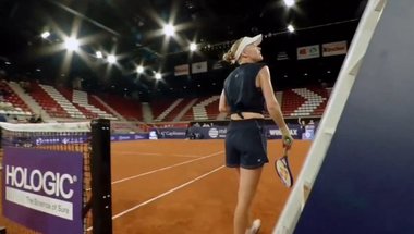 „Poţi să-i spui să se dea cu deodorant?”: cererea şocantă a britanicei Harriet Dart către arbitrul de scaun la un meci cu o jucătoare franceză de tenis - VIDEO