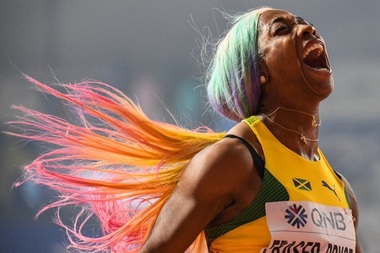 Shelly-Ann Fraser-Pryce, regină în cursa mămicilor la şcoala fiului său - VIDEO