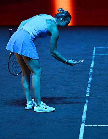 Arina Sabalenka a fotografiat urma lăsată de minge pentru a contesta decizia arbitrei de scaun la meciul cu Mertens de la Stuttgart Open - VIDEO