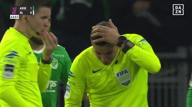 UPDATE - Ligue 1: Meciul Saint-Etienne - Lyon, întrerupt aproape 45 de minute după ce un arbitru a fost lovit de un obiect aruncat din tribună / Rezultatul partidei