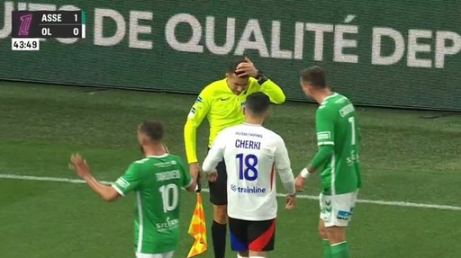 Franţa: Bărbatul care ar fi provocat întreruperea meciului Saint-Etienne - Lyon a fost reţinut la ieşirea din stadion