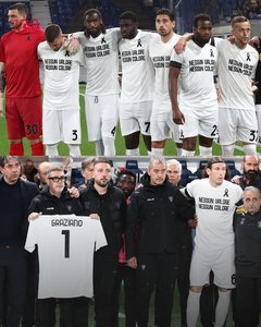 Gruparea Lecce, în doliu după decesul fizioterapeutului, supărată pe Liga Italiană pentru că a trebuit să joace cu Atalanta duminică. La Lecce evoluează şi atacantul român Rareş Burnete

