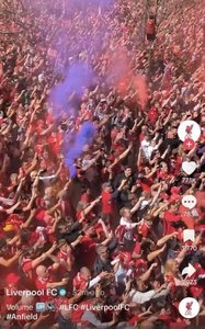Un fan al echipei Everton a vândut fumigene albastre suporterilor de la Liverpool în timpul sărbătoririi titlului - VIDEO