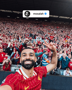Mohamed Salah şi-a făcut un selfie cu fanii la meciul care a adus titlul echipei Liverpool. Ce se ascunde în spatele acestui selfie - VIDEO
