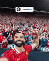 Mohamed Salah şi-a făcut un selfie cu fanii la meciul care a adus titlul echipei Liverpool. Ce se ascunde în spatele acestui selfie - VIDEO