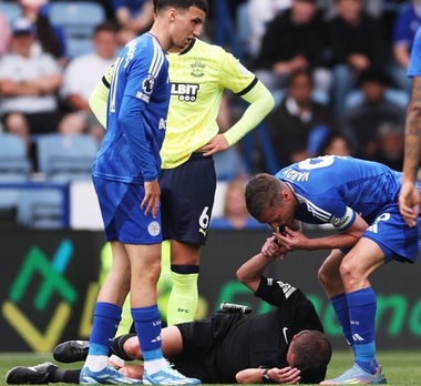Arbitrul David Webb, înlocuit din cauza unei răni la cap, la debutul său în Premier League. Vardy i-a folosit fluierul pentru a cere ajutor