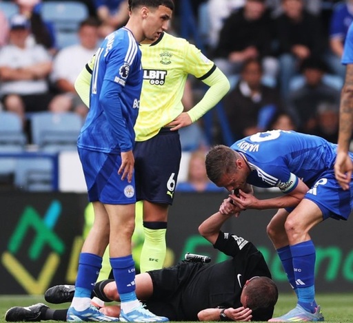 Arbitrul David Webb, înlocuit din cauza unei răni la cap, la debutul său în Premier League. Vardy i-a folosit fluierul pentru a cere ajutor