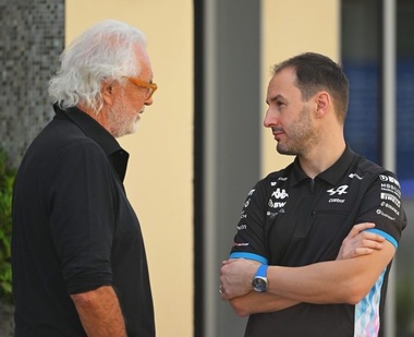 Oliver Oakes a demisionat din funcţia de director al echipei Alpine. Flavio Briatore rămâne la conducere