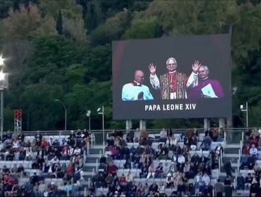 Papa Leon joacă tenis şi susţine AS Roma, spune un preot de rang înalt