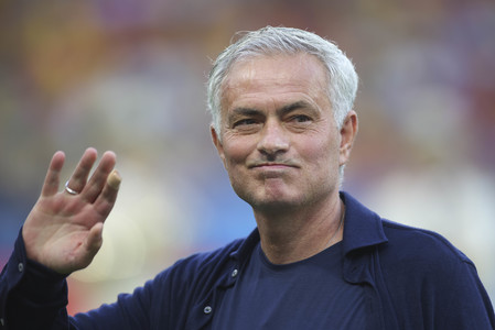 Mourinho a făcut din nou spectacol la o conferinţă de presă: Am 25 de monede şi le arunc în aer înainte de meci, aşa aleg echipa - VIDEO