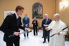 Papa Leon al XIV-lea l-a primit la Vatican pe Jannik Sinner. "Vreţi să jucăm puţin?" "Mai bine nu!" - VIDEO