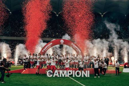 UPDATE - Superliga: FCSB a primit trofeul de campioană după ce a câştigat ultimul meci de acasă din acest sezon. Surpriza dinaintea partidei. Urmează sărbătoarea alături de suporteri - VIDEO
