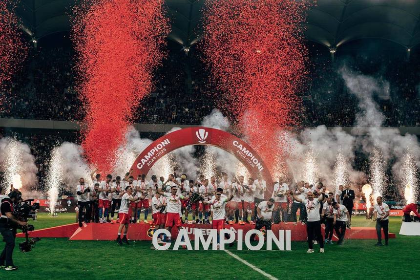 UPDATE - Superliga: FCSB a primit trofeul de campioană după ce a câştigat ultimul meci de acasă din acest sezon. Surpriza dinaintea partidei. Sărbătoare în Piaţa Constituţiei, alături de suporteri - VIDEO