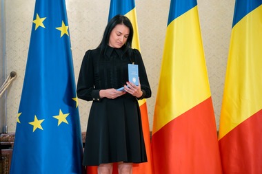 Handbal feminin: Cristina Neagu le-a mulţumit fanilor în genunchi pentru susţinerea din întreaga carieră