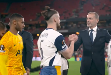 Radu Drăguşin şi colegii săi de la Tottenham au primit medaliile de câştigători ai Ligii Europa şi trofeul. Jucătorul român a avut tricolorul înfăşurat pe el