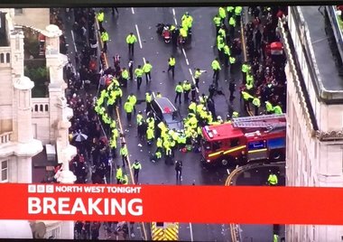 UPDATE - Un bărbat a fost reţinut după ce a intrat cu maşina în mulţime la parada echipei Liverpool - VIDEO