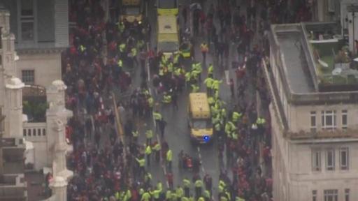 Bărbatul care a intrat cu maşina în mulţime la parada echipei Liverpool, arestat sub suspiciunea de tentativă de omor. El ar fi fost şi sub influenţa drogurilor