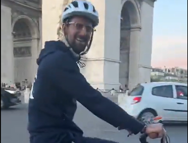 Novak Djokovici, plimbare cu bicicleta prin Paris în plin turneu - VIDEO