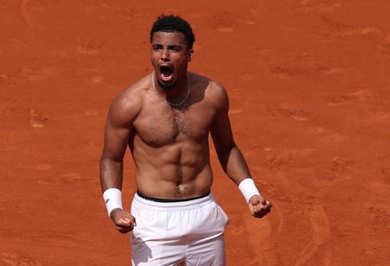 Roland Garros: Zverev, în turul trei după ce a supravieţuit unei avalanşe de drop shot-uri ale lui De Jong / Sinner pune capăt carierei lui Gasquet / Meci epic pentru Fils