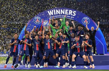 PSG, câştigătoarea Ligii Campionilor: Formaţia franceză a primit trofeul / Turnul Eiffel străluceşte în culorile echipei lui Luis Enrique / Au primit medalii şi Istvan Kovacs şi brigada sa