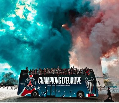 Parisul şi-a sărbătorit campionii de la PSG pe Champs Elysees