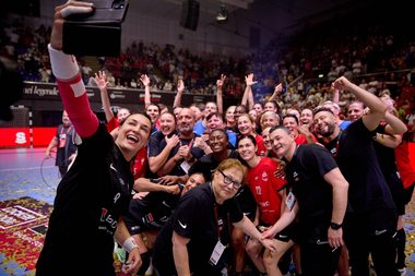 Cristina Neagu şi-a luat rămas-bun de la handbal cu mii de fani alături / Preşedintele Nicuşor Dan a aruncat de la 7 metri - VIDEO