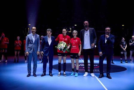 Nicuşor Dan, după ce a participat la Gala Neagu, unde a aruncat de la 7 metri: Am jucat handbal, dar nu aveam lipici pe minge / Împreună cu foşti sportivi de performanţă trebuie să facem o strategie pe mulţi ani / Preferaţii săi din fotbal - VIDEO