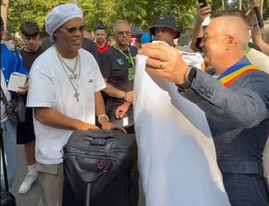 Ronaldinho a ajuns la Cluj-Napoca pentru un spectacol fotbalistic în cadrul Sports Festival. Starul brazilian, întâmpinat de primarul Emil Boc, care i-a dăruit un tricou - VIDEO