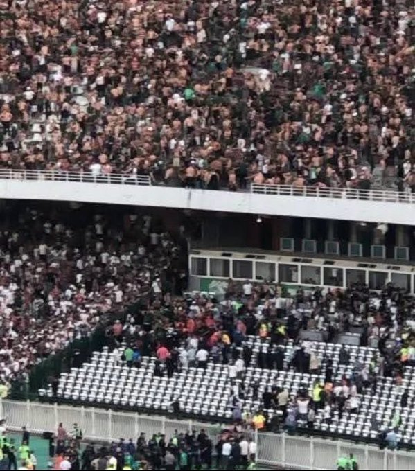 Algeria - Un mort şi 11 răniţi după prăbuşirea unei părţi din tribune la meciul pentru titlu al echipei MC Alger - VIDEO