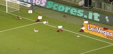 Serie B: Play-off-ul pentru evitarea retrogradării dintre Salernitana şi Sampdoria, abandondat după ce fanii au aruncat obiecte în teren