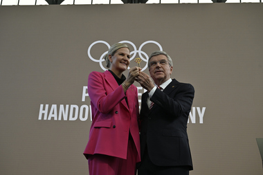 Kirsty Coventry a devenit oficial noul preşedinte al CIO. La ceremonia de la Lausanne a fost prezentă şi Nadia Comăneci - VIDEO