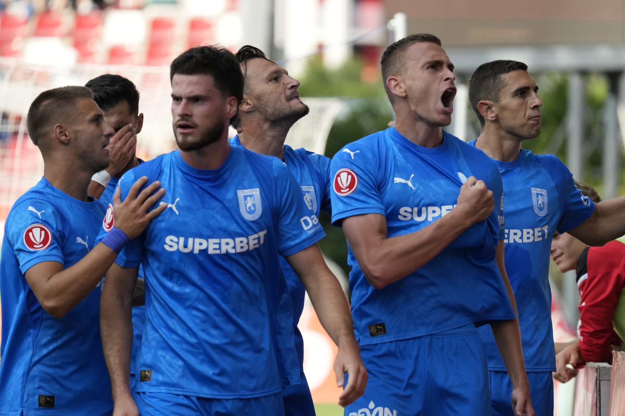 Superliga: Universitatea Craiova, 3-3 în deplasare cu UTA Arad, după ce a condus cu 3-0. Arădenii au marcat cele trei goluri începând din minutul 81 / Jocul, întrerupt câteva minute după ce unui spectator i s-a făcut rău