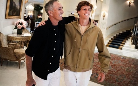 Darren Cahill ar urma să rămână antrenorul lui Jannik Sinner şi în 2026