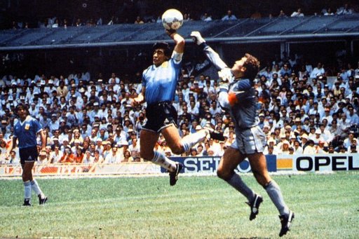 Tricoul purtat de portarul Peter Shilton la meciul Anglia - Argentina de la CM-1986, scos la licitaţie. Şi medalia de aur câştigată de Pele în 1958 va fi licitată