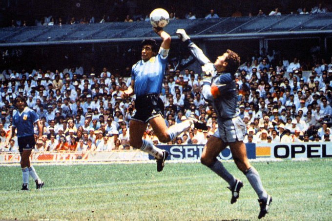 Tricoul purtat de portarul Peter Shilton la meciul Anglia - Argentina de la CM-1986, scos la licitaţie. Şi medalia de aur câştigată de Pele în 1958 va fi licitată