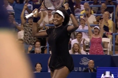 Venus Williams a devenit cea mai în vârstă jucătoare, după Martina Navratilova, care câştigă un meci WTA de simplu 