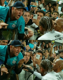 Neymar a avut o discuţie aprinsă cu un fan al echipei Santos la meciul pierdut cu Internacional Porto Alegre - VIDEO